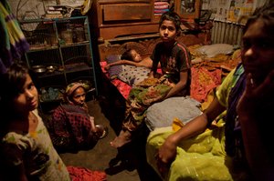 一个家庭，在竹贫民窟住房，靠近Buriganga河，在孟加拉国的老达卡。 2007年2月21日。多达6到10个人住10英尺10英尺的房间，并在他们之间共用公用手泵，厕所和厨房。大多数人生活在这样的地方 作者 未知未知